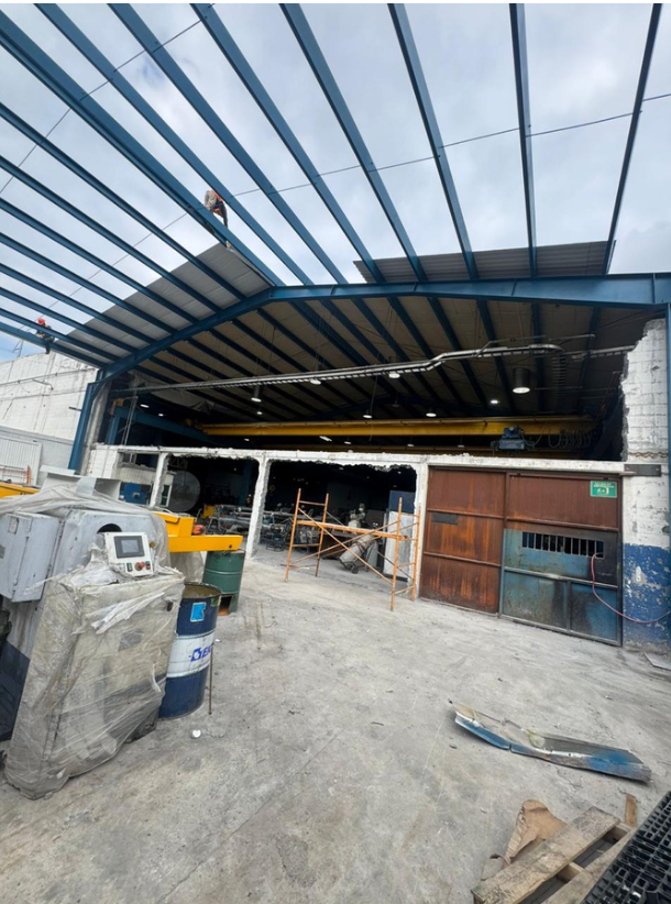 Perspectiva amplia de una nave industrial en construccion.